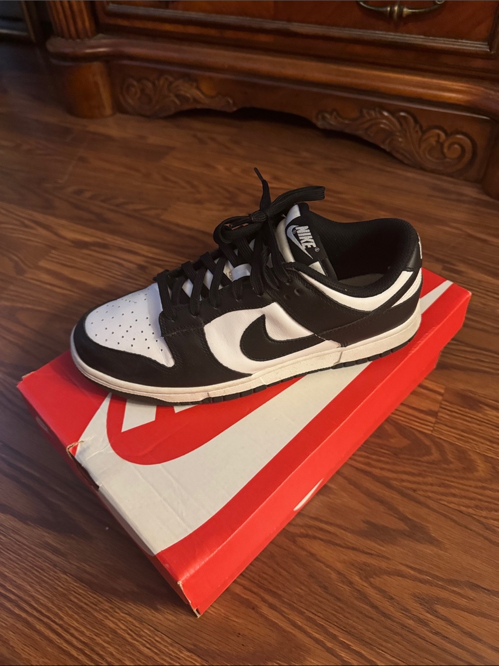Nike Womens Black and White Low-Top Skate Sneakers